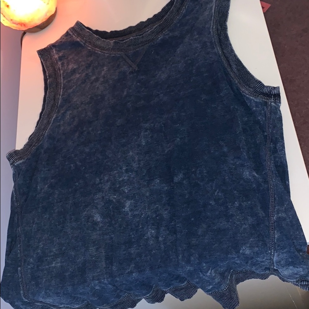 Sleeveless T-shirt
